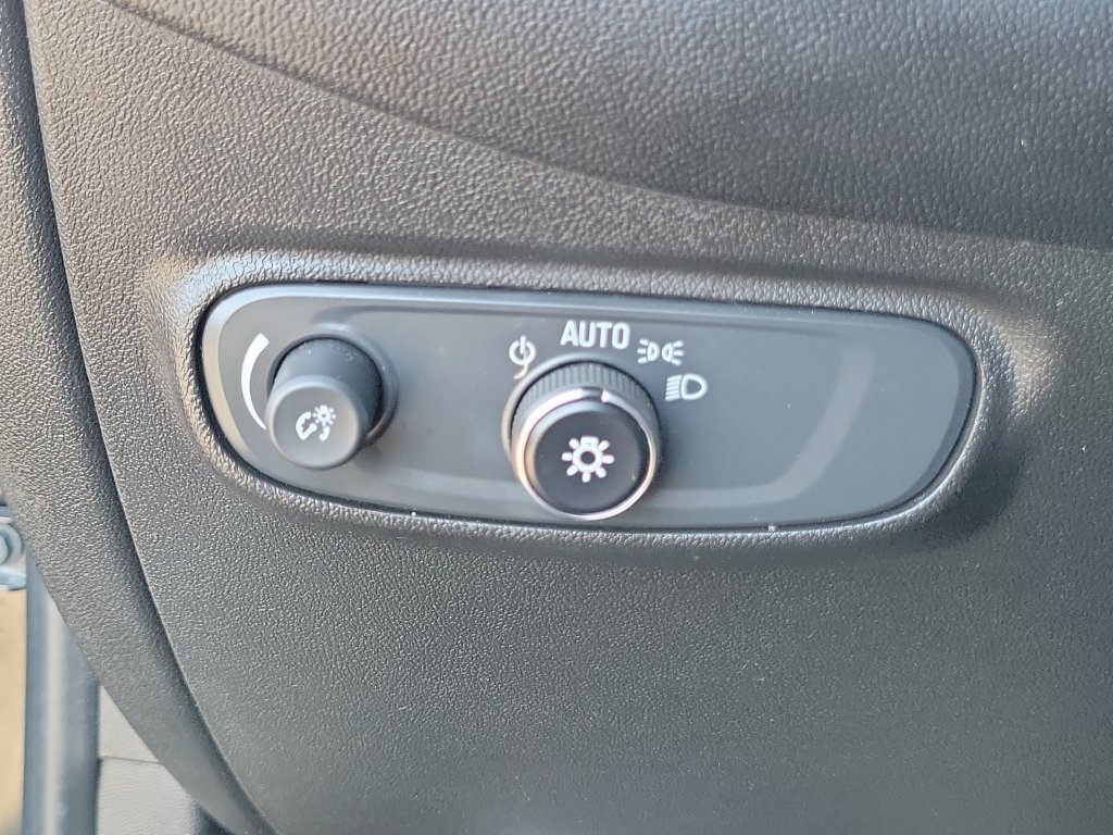 Used 2021 Chevrolet Equinox LS FWD image 14