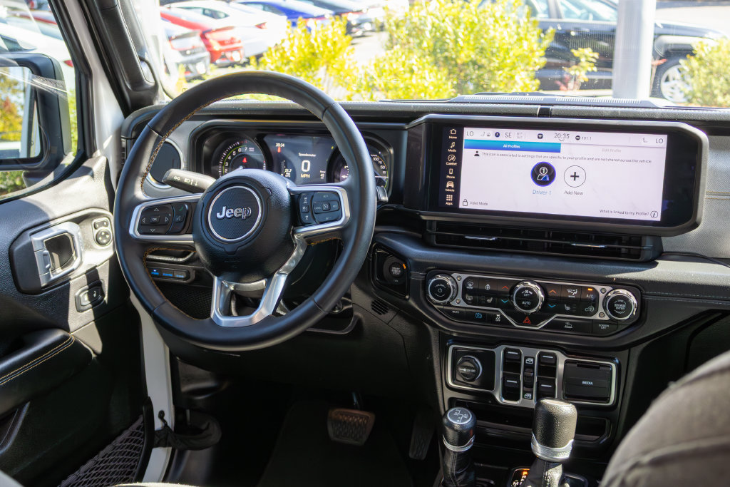 Used 2024 Jeep Wrangler Unlimited Sahara AWD/4WD image 11