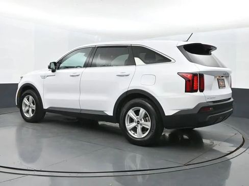 Used 2023 Kia Sorento LX image 9