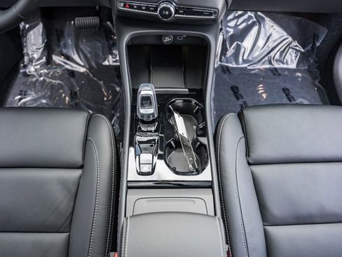 Certified 2025 Volvo XC40 B5 Ultra w/ Climate Package image 31