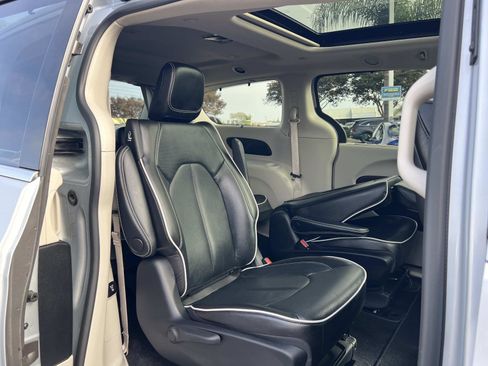 Used 2022 Chrysler Pacifica Limited w/ Uconnect Theater Family Group image 34