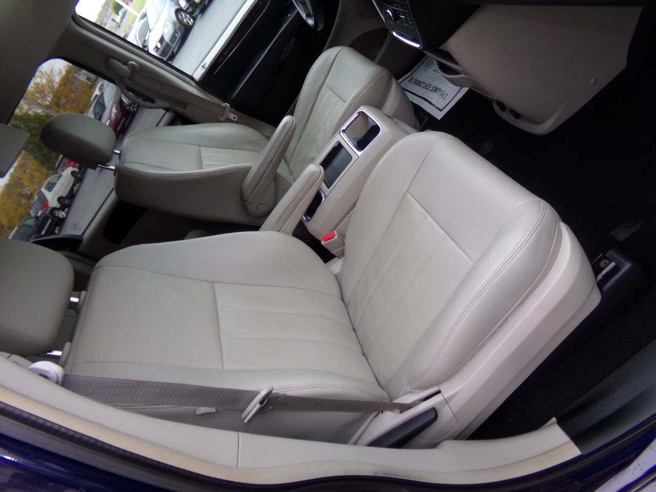 Used 2013 Chrysler Town & Country Touring FWD image 33