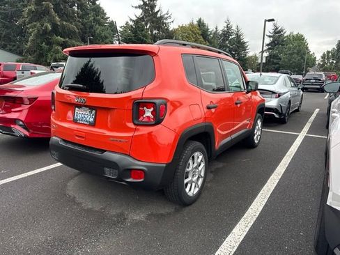 Used 2019 Jeep Renegade Sport w/ Sport Appearance Group AWD/4WD image 3