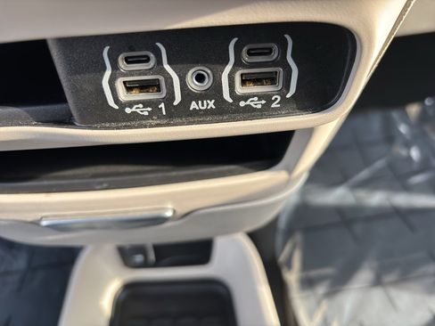 Used 2024 Chrysler Pacifica Touring-L image 38