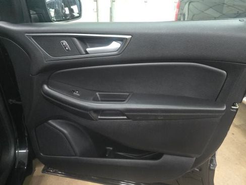 Used 2020 Ford Edge SE FWD image 5