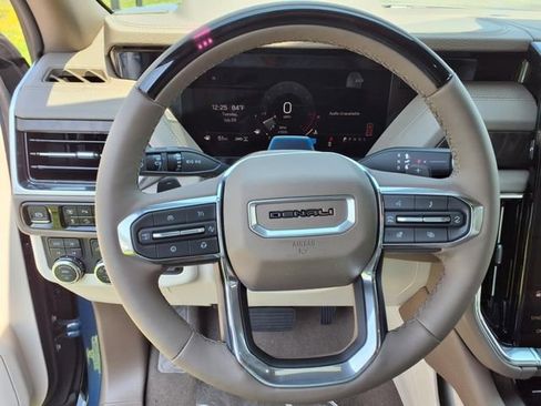 Used 2025 GMC Yukon Denali w/ Denali Reserve Package image 10