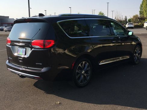 Used 2017 Chrysler Pacifica Limited FWD image 7