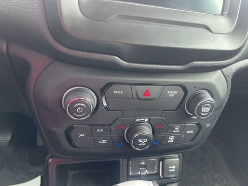 Used 2018 Jeep Renegade Altitude image 25