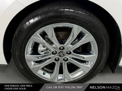 Used 2024 Toyota Sienna Platinum FWD image 11