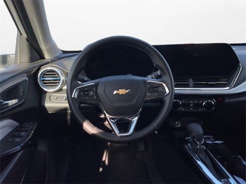 Used 2025 Chevrolet Trax LT w/ LT Convenience Package image 12