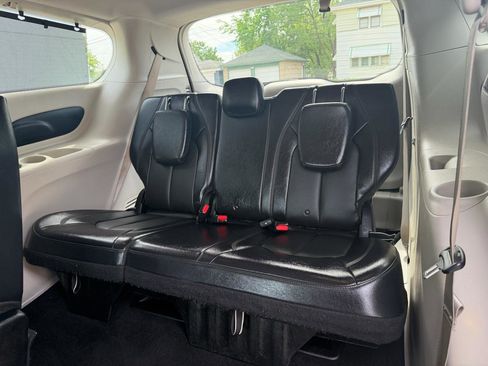 Used 2018 Chrysler Pacifica Touring-L FWD image 9