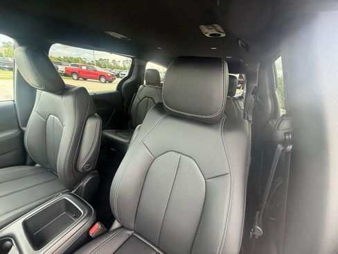 New 2026 Chrysler Pacifica Select image 23