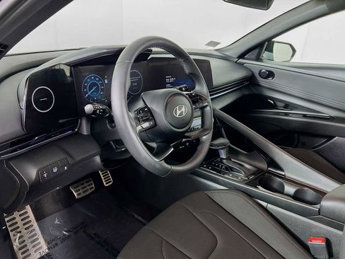 Certified 2025 Hyundai Elantra SEL image 9