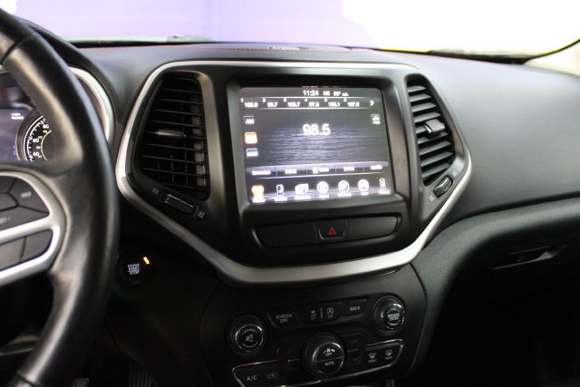 Used 2018 Jeep Cherokee Trailhawk AWD/4WD image 17