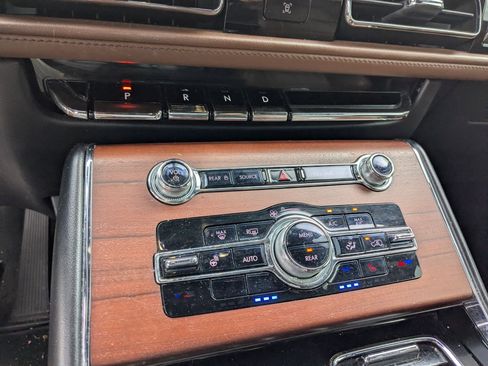 Used 2023 Lincoln Aviator Reserve w/ Equipment Group 201A RWD image 11