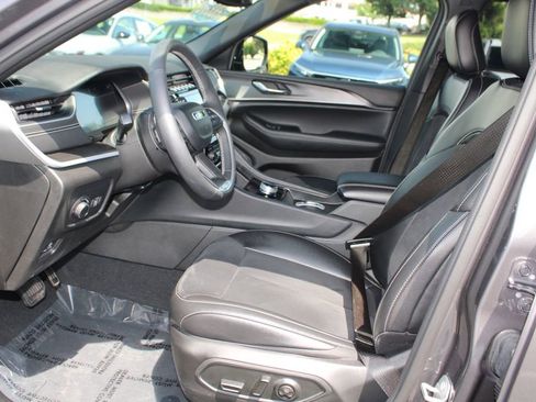Used 2024 Jeep Grand Cherokee L Altitude AWD/4WD image 11