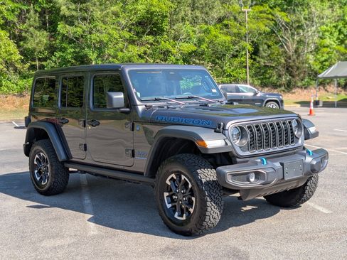 Used 2025 Jeep Wrangler Unlimited Rubicon 4xe w/ Convenience Group AWD/4WD image 11