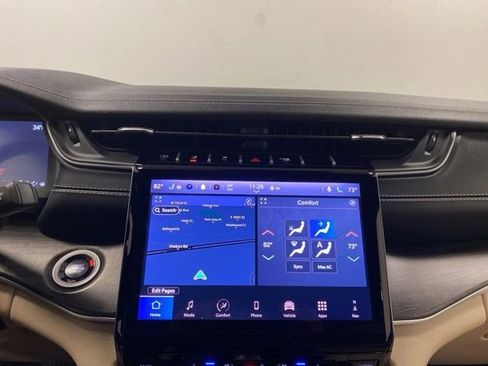 Used 2025 Jeep Grand Cherokee Limited w/ Luxury Tech Group II image 17