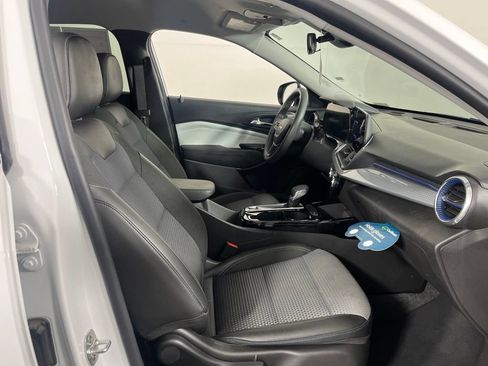 Certified 2025 Chevrolet Trax LT FWD image 12