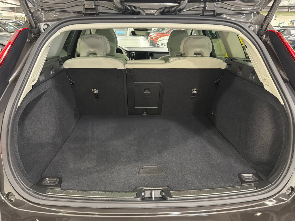 Certified 2025 Volvo V60 B5 Cross Country Plus AWD/4WD image 25