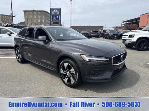 Used 2025 Volvo V60 B5 Cross Country Plus AWD/4WD image 2