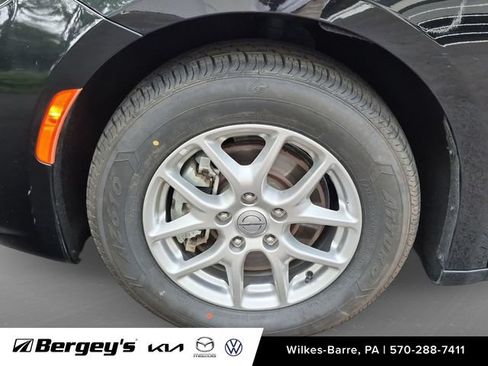 Used 2024 Chrysler Pacifica Touring-L FWD image 11
