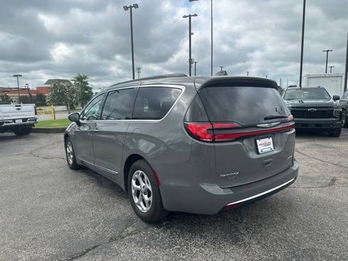 Used 2023 Chrysler Pacifica Limited FWD image 5