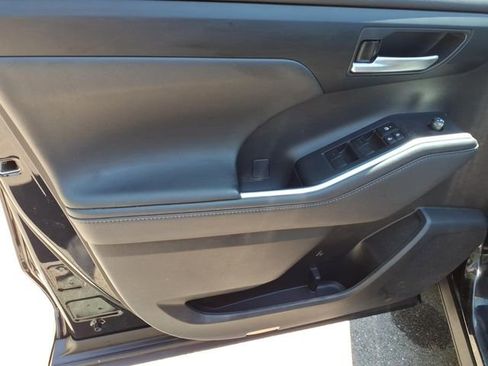 Used 2023 Toyota Highlander XLE AWD/4WD image 15