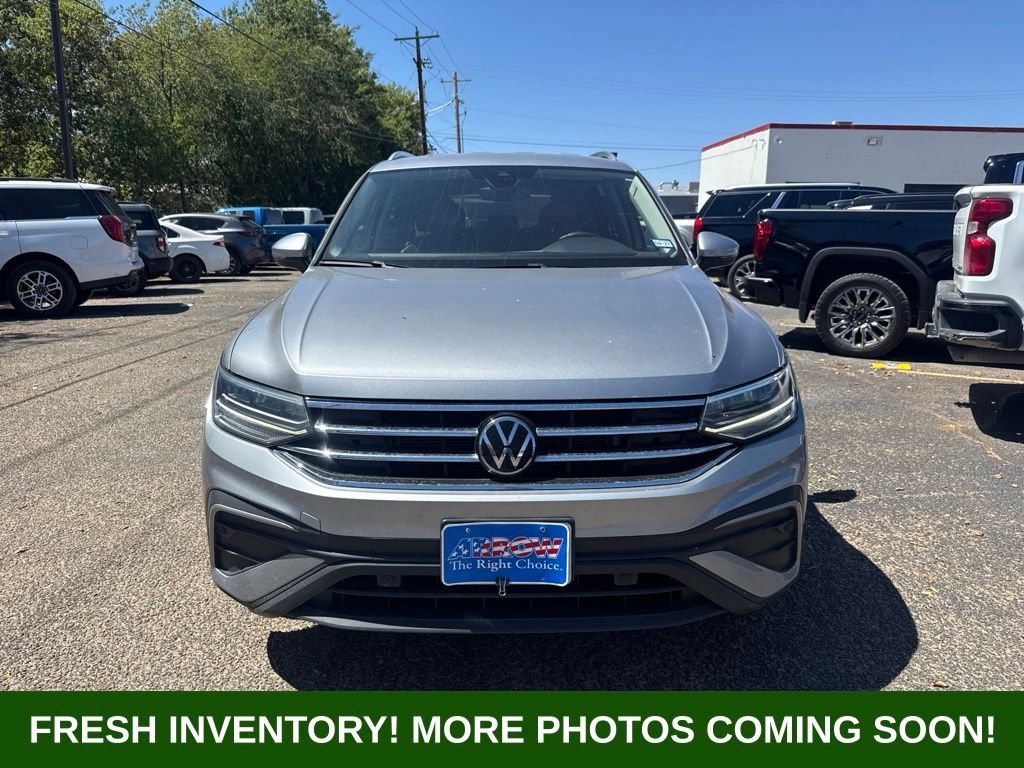 Used 2024 Volkswagen Tiguan SE FWD image 2