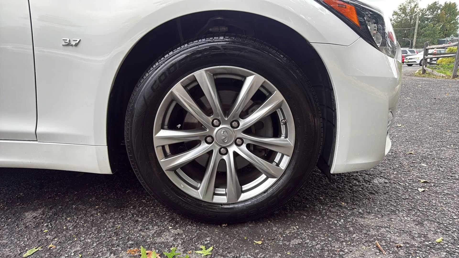 Used 2015 INFINITI Q70 3.7 w/ Deluxe Touring Package AWD/4WD image 12
