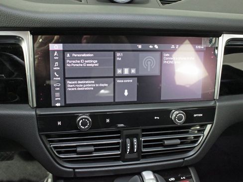 Used 2025 Porsche Macan image 25