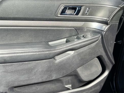 Used 2018 Ford Explorer XLT w/ Equipment Group 202A image 18