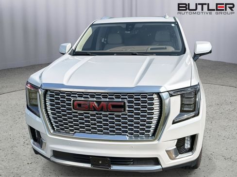 Used 2021 GMC Yukon Denali w/ Denali Premium Package AWD/4WD image 3