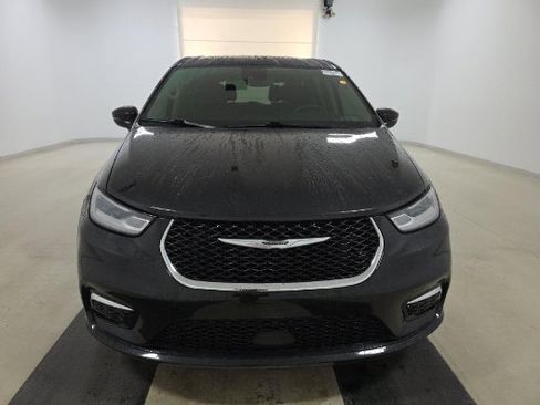 Used 2023 Chrysler Pacifica Touring-L w/ Uconnect Theater Family Group AWD/4WD image 2