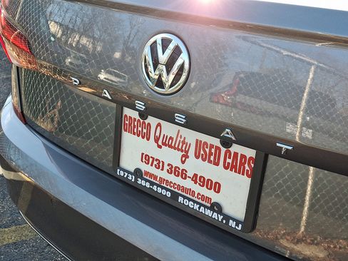 Used 2022 Volkswagen Passat 2.0T image 4