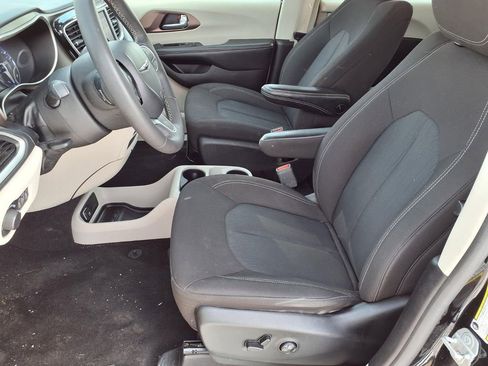 Used 2023 Chrysler Voyager LX image 7