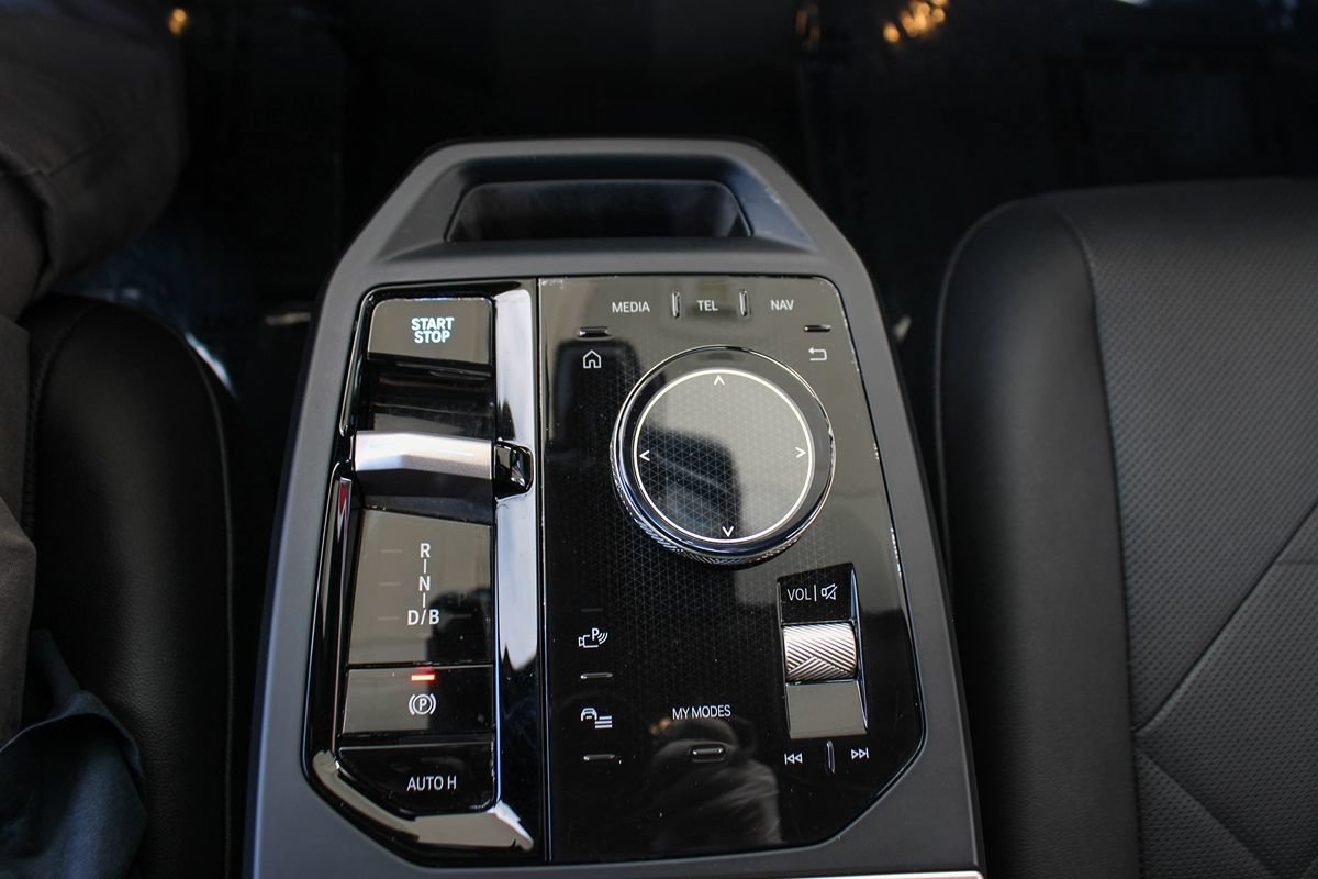 Used 2024 BMW iX xDrive50 w/ Sport Package AWD/4WD image 34