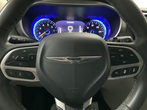 Used 2023 Chrysler Pacifica Touring-L FWD image 22