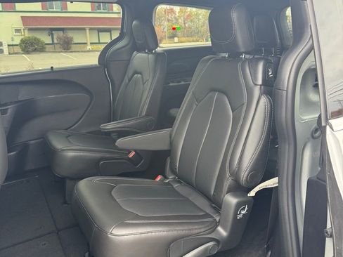New 2026 Chrysler Pacifica Select image 12