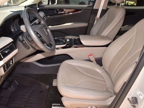 Used 2023 Lincoln Nautilus Reserve image 13