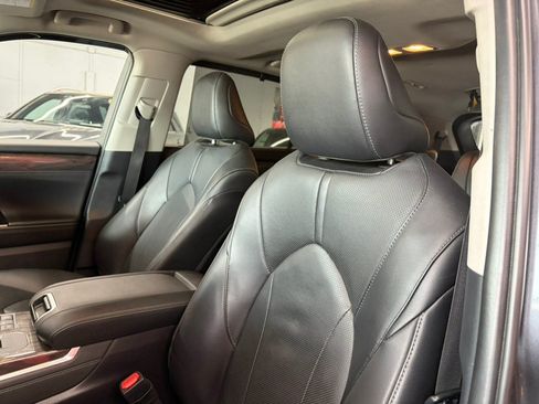 Used 2024 Toyota Highlander Limited AWD/4WD image 12