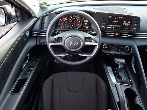 Used 2023 Hyundai Elantra SEL image 11