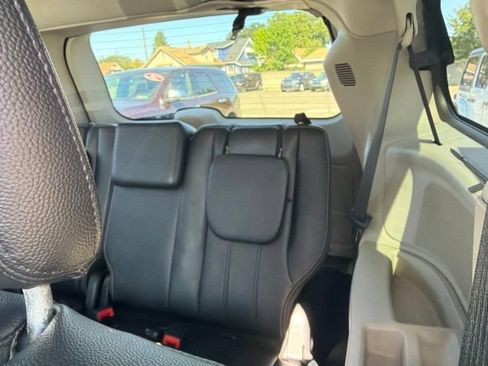 Used 2014 Chrysler Town & Country Touring-L w/ Driver Convenience Group FWD image 14