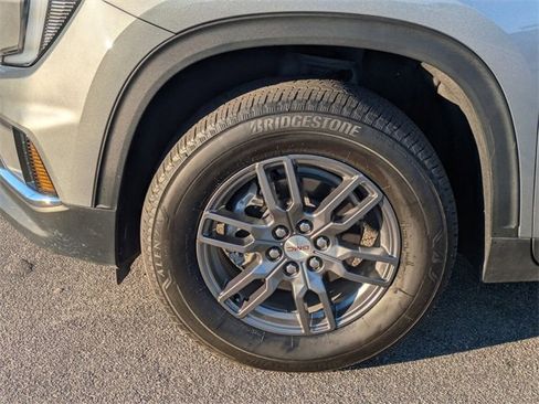 Used 2025 GMC Acadia Elevation image 8