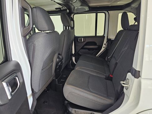 Used 2025 Jeep Wrangler Unlimited Sahara AWD/4WD image 19