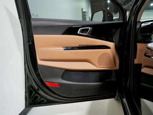 Used 2023 Kia Carnival EX image 13