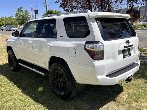Used 2018 Toyota 4Runner SR5 AWD/4WD image 8