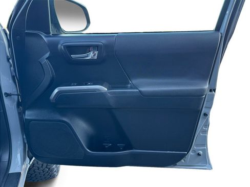 Used 2019 Toyota Tacoma TRD Off-Road w/ Technology Package image 21