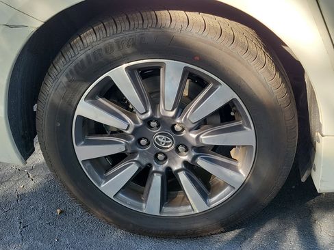 Used 2018 Toyota Sienna Limited FWD image 10