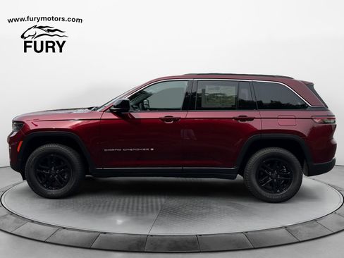 Used 2025 Jeep Grand Cherokee Laredo w/ Luxury Tech Group I AWD/4WD image 7